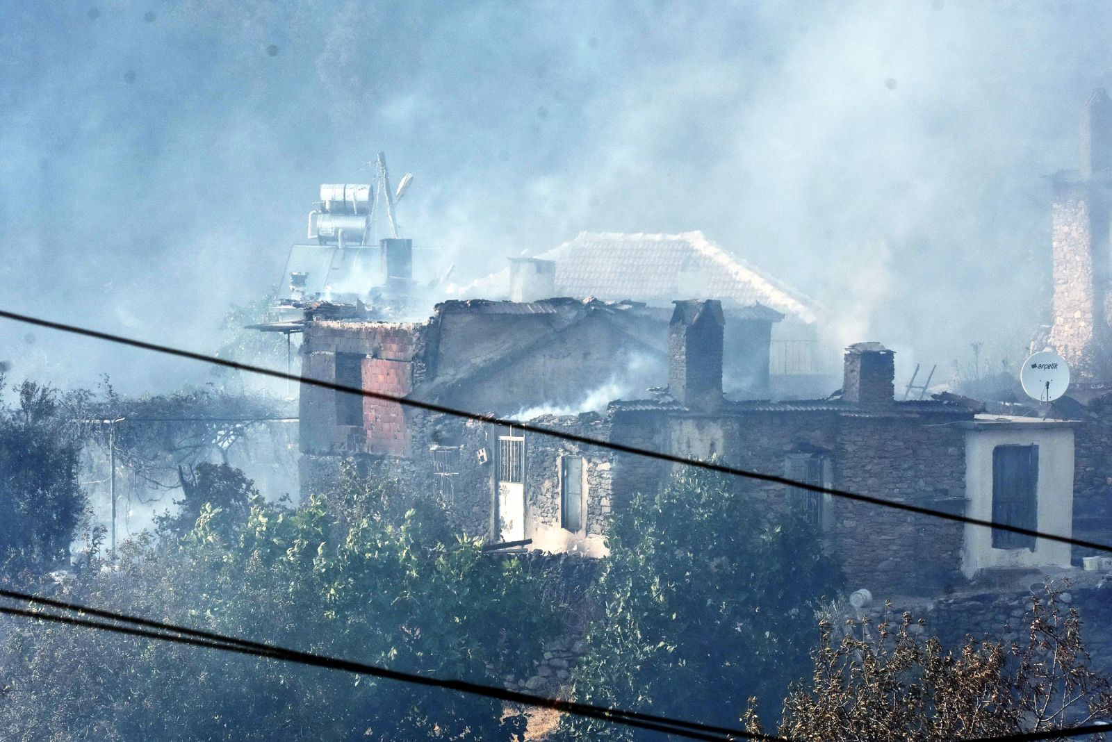 Muğla'da çıkan yangın rüzgarın etkisiyle büyüyor