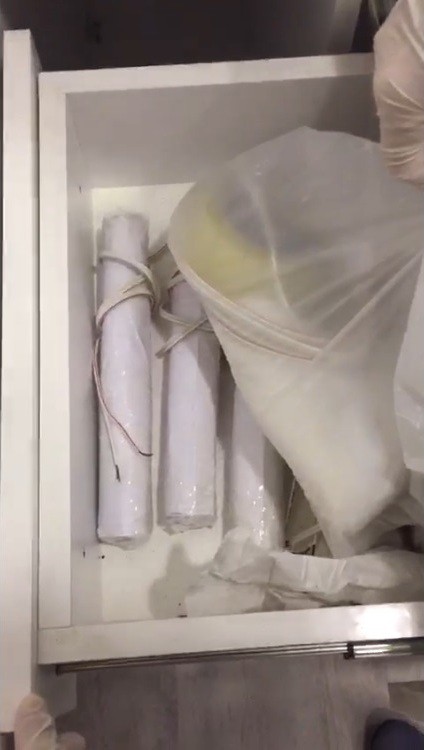 Çekmecenin gizli bölmesinden 7 bomba çıktı