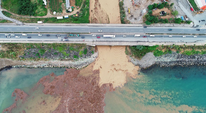 Trabzon'da deniz çamura bulandı