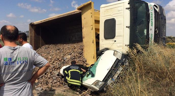 Taş yüklü kamyon, aracın üzerine devrildi: 6 yaralı