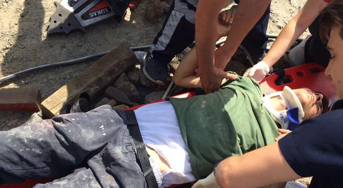 Taş yüklü kamyon, aracın üzerine devrildi: 6 yaralı