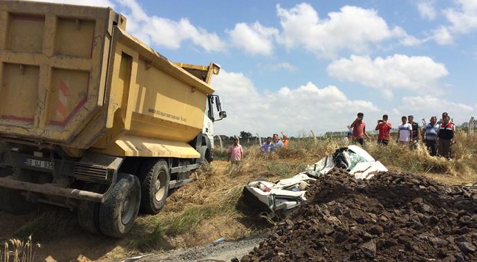 Taş yüklü kamyon, aracın üzerine devrildi: 6 yaralı
