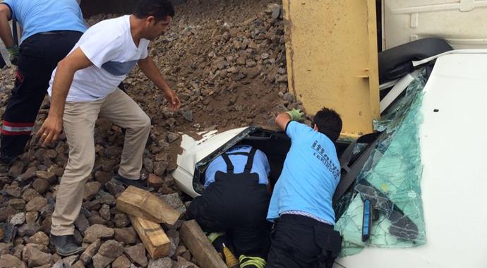 Taş yüklü kamyon, aracın üzerine devrildi: 6 yaralı