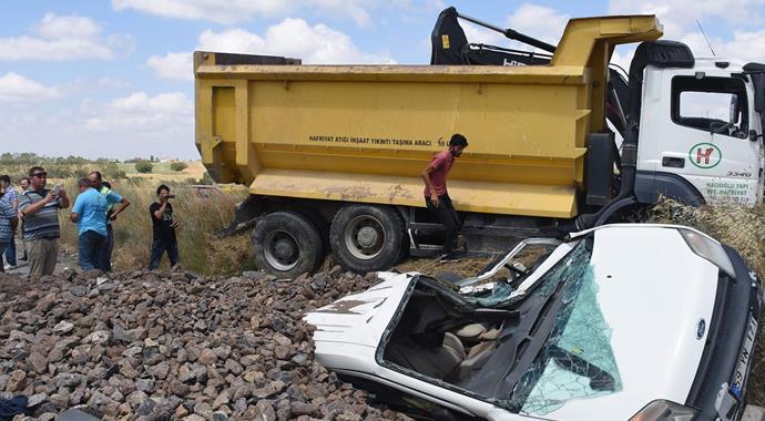 Taş yüklü kamyon, aracın üzerine devrildi: 6 yaralı