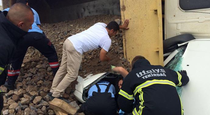 Taş yüklü kamyon, aracın üzerine devrildi: 6 yaralı