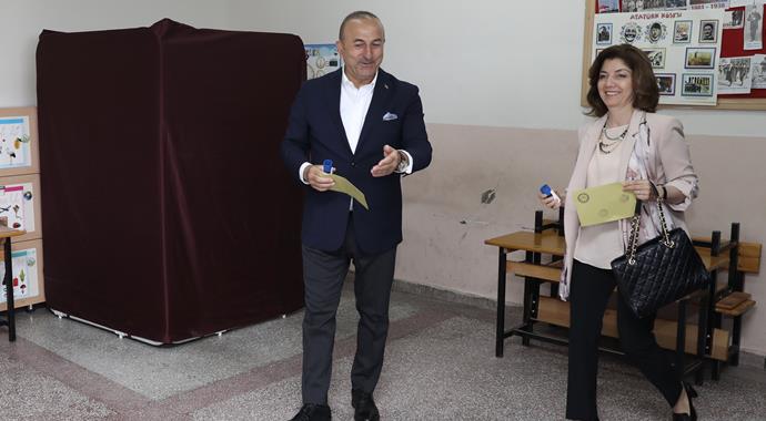 Çavuşoğlu referandum oyunu Alanya'da kullandı