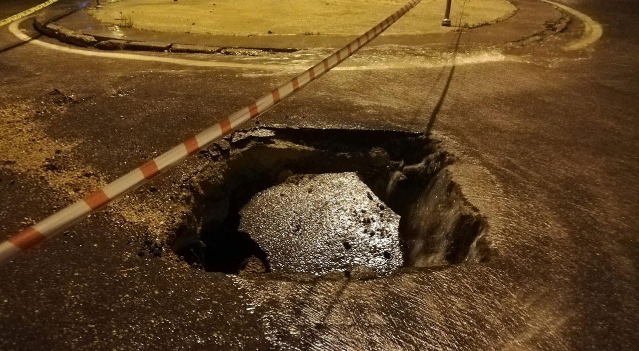 İzmir'de sağanak: Yol çöktü, ev ve iş yerlerini su bastı