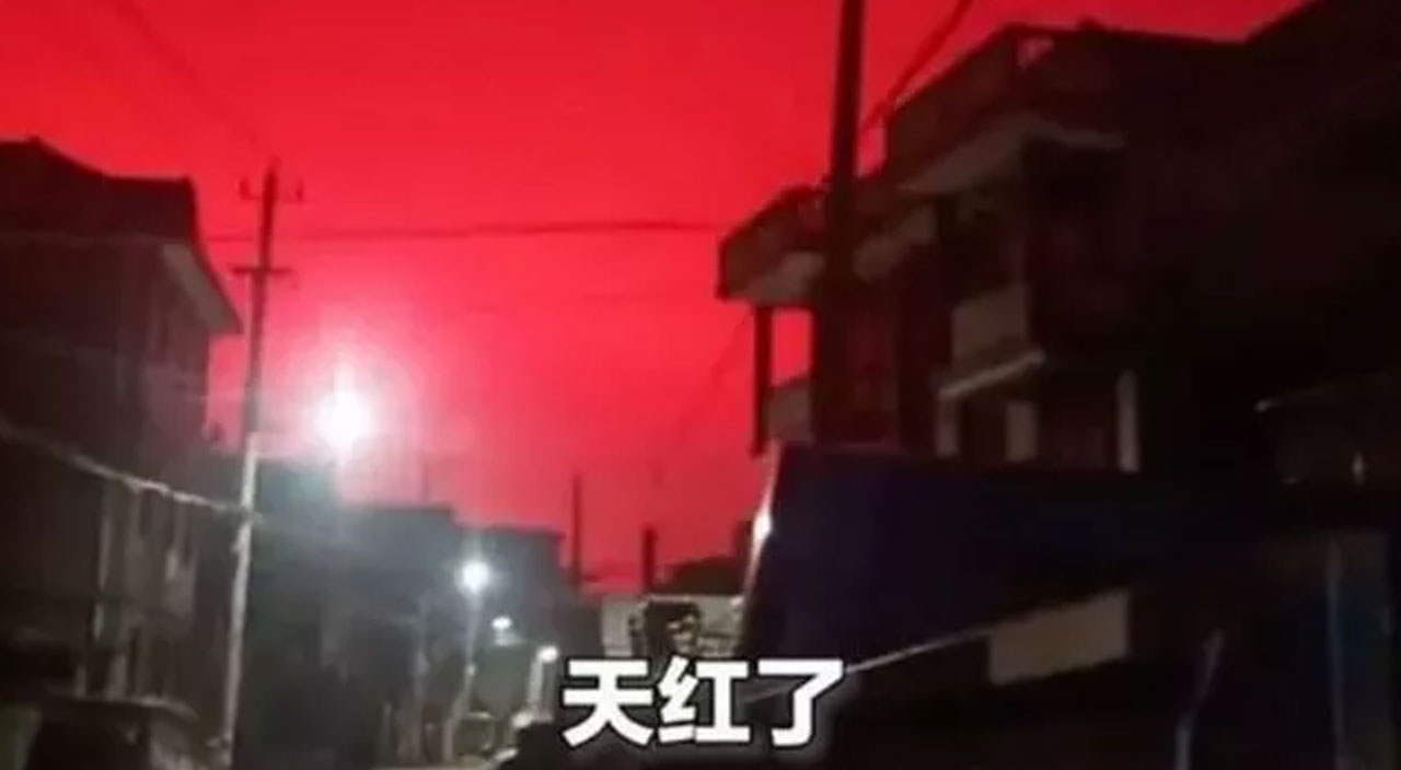 Görenler telefonuna sarıldı: Gökyüzü kızıla döndü, binlerce kişi sokaklara döküldü