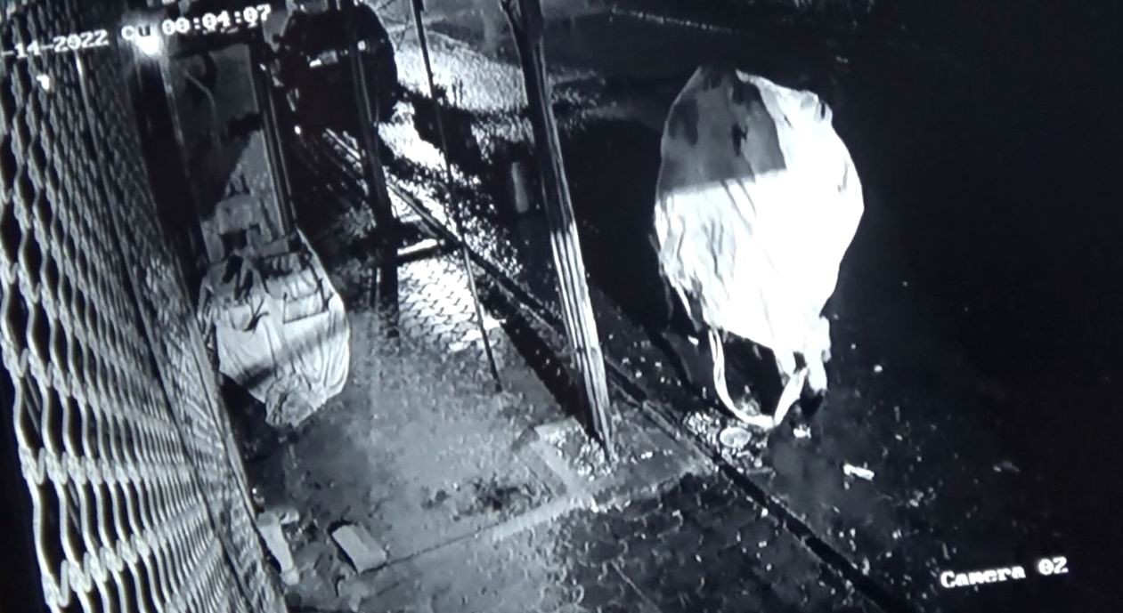 Başlarına çuval geçirip ekmek çaldılar