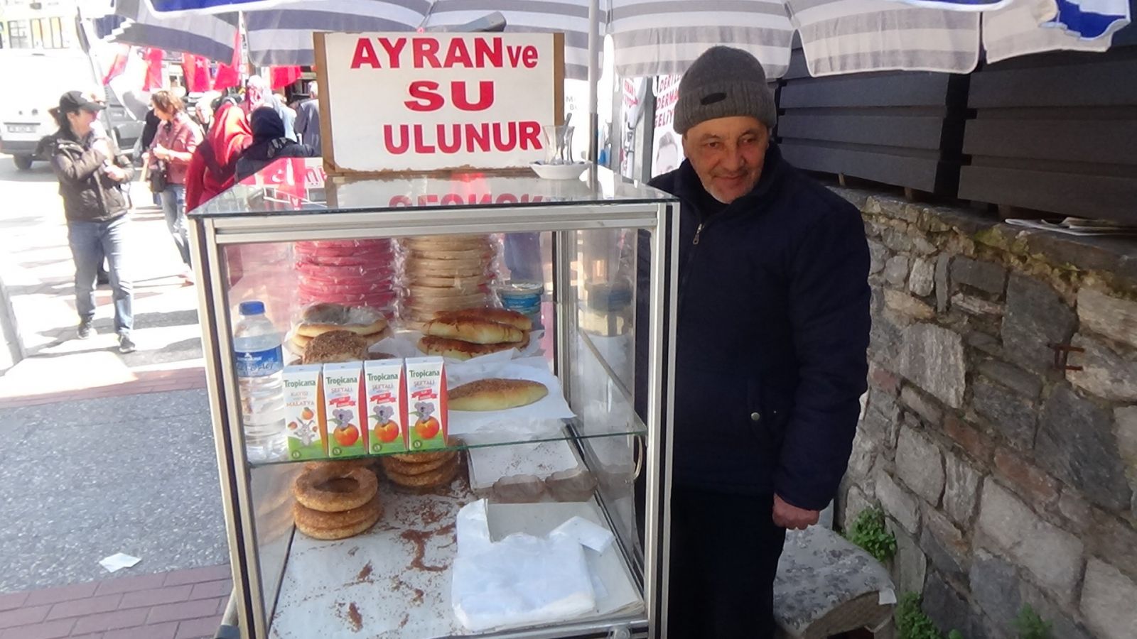 Bu kadarına da pes! Görme engelli simitçi, engeli vicdanında olan insanlar tarafından dolandırılıyor