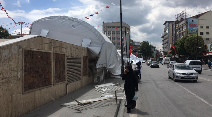 Şiddetli rüzgar, iftar çadırını uçurdu