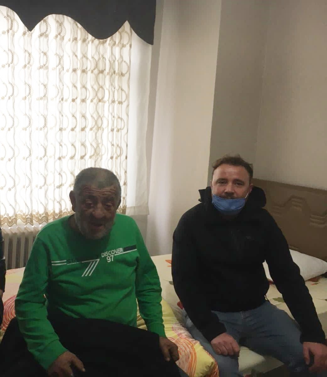 Israrla çadırda kalmak istedi, belediye ikna etti, “Benim evim Paris’te” dedi