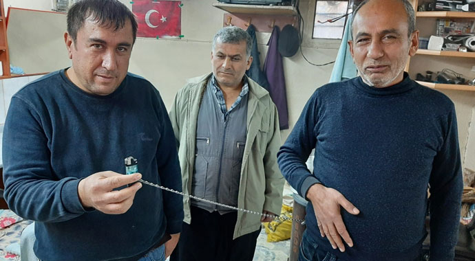 Kaybetmekten bıktım dedi, çakmağını asma kilitle pantolonuna zincirledi