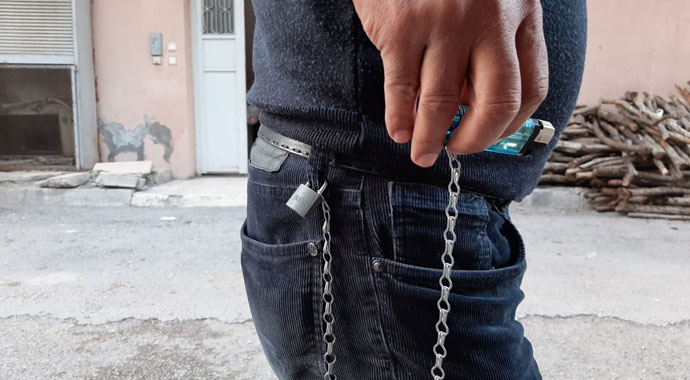Kaybetmekten bıktım dedi, çakmağını asma kilitle pantolonuna zincirledi