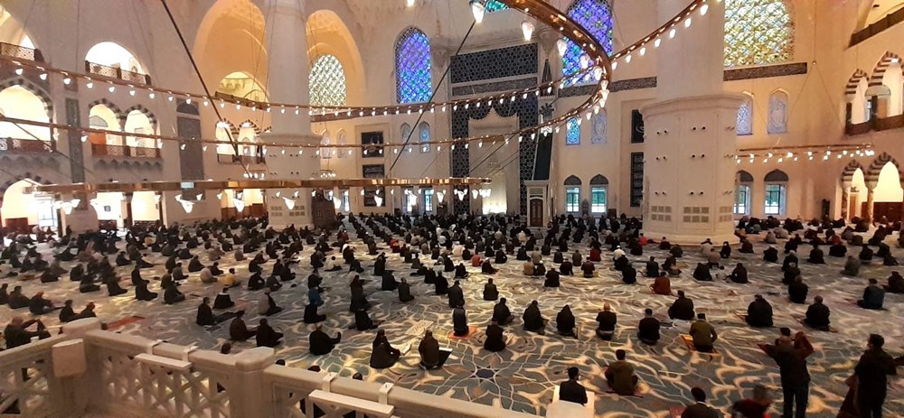 Sosyal mesafe ve maskeli bayram namazı