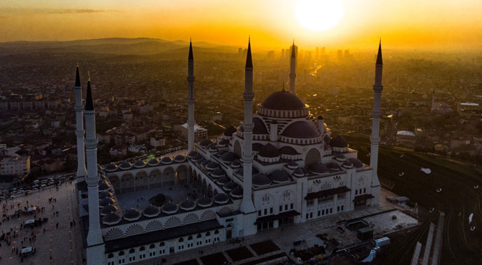 Çamlıca Camii görüntüsüyle İstanbul’u süslüyor