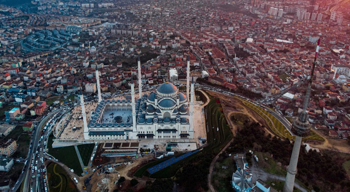 Çamlıca Camii görüntüsüyle İstanbul’u süslüyor
