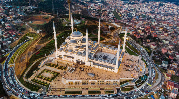 Çamlıca Camii görüntüsüyle İstanbul’u süslüyor