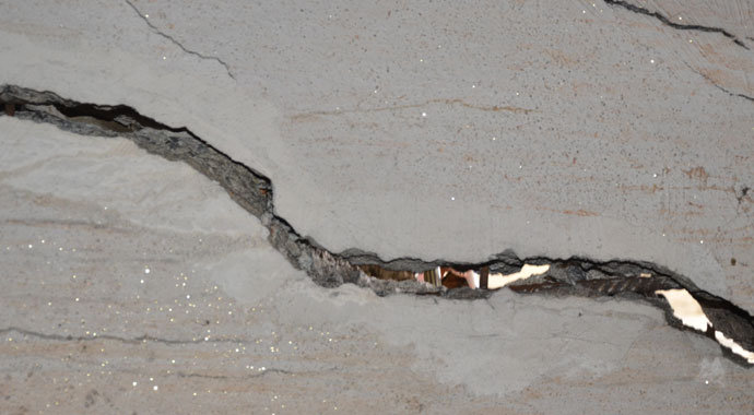 Binalarda oluşan çatlaklar, 30 haneyi evinden etti