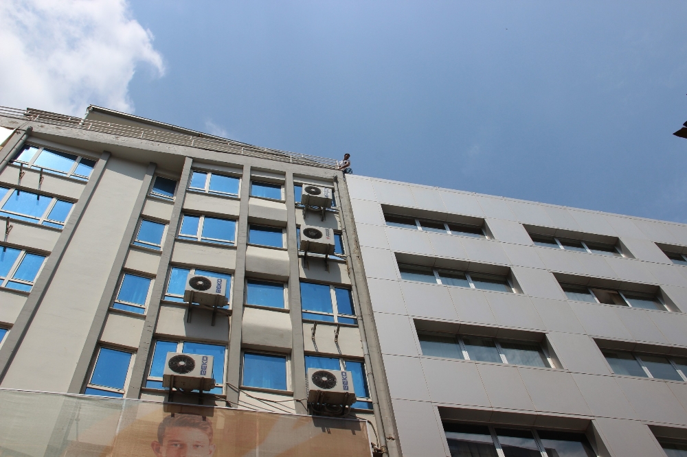 Belediye çatısına çıkıp canına kıymak istedi