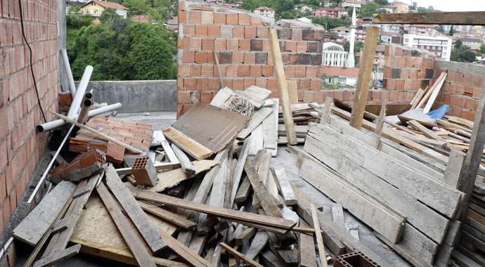 Fırtınada çatısı komşusunun çatısına uçtu