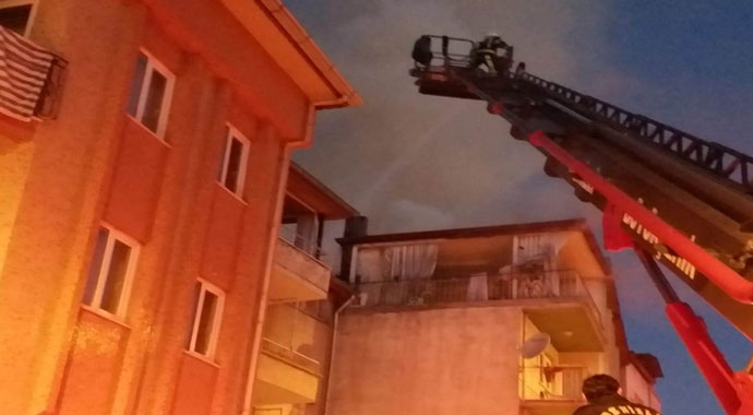Çatı katı daire yanarak kullanılamaz hale geldi