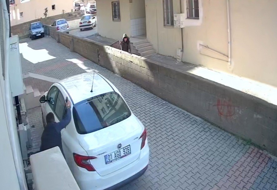 Film sahnesi değil! Sokak ortasında kız yüzünden çatışma