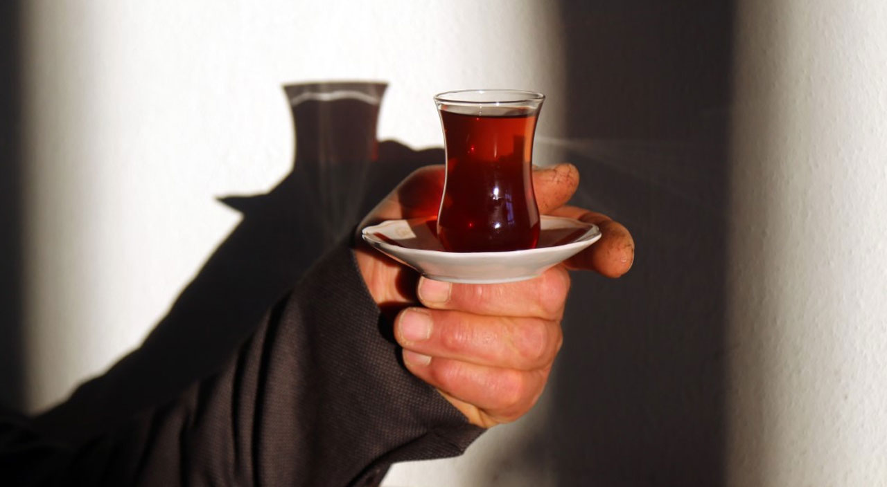 Çay tiryakilerine kötü haber! Çok yanlış yapıyoruz, sağlığımızı bozuyoruz