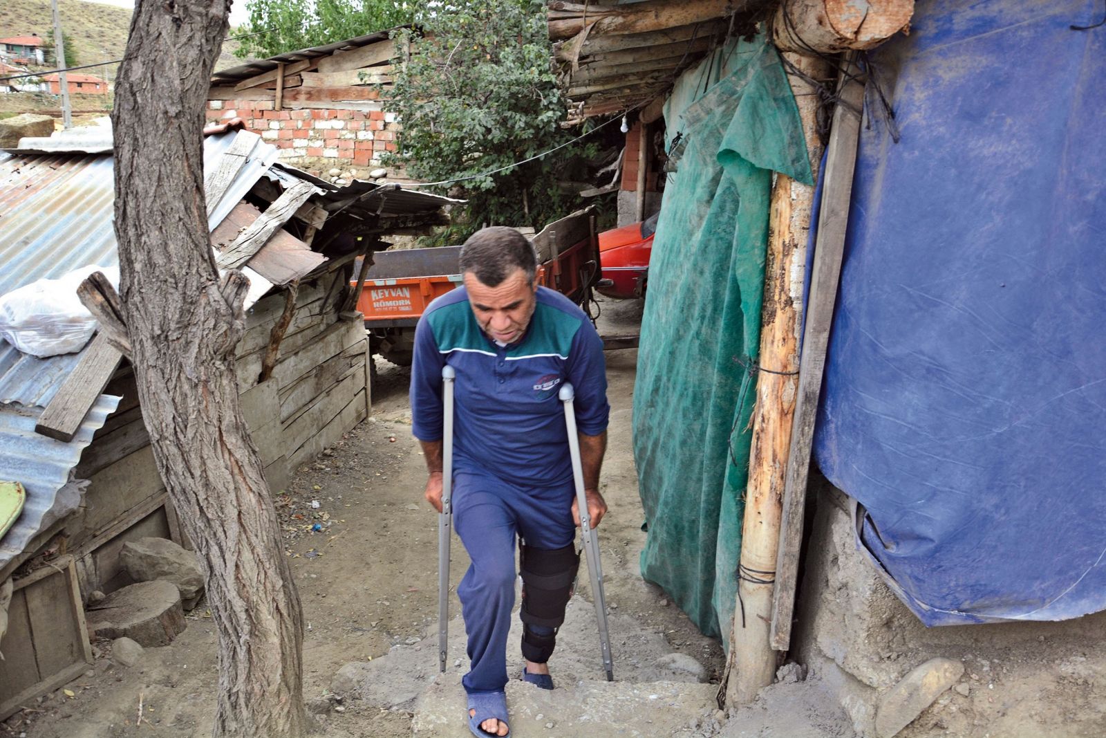 Bahçede çay içerken bacağından vuruldu, çayını bırakmadı