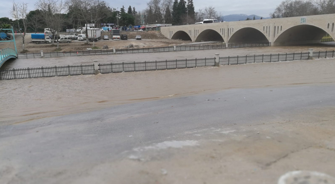 Çanakkale’de çay taştı