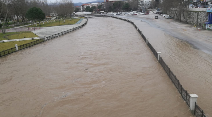 Çanakkale’de çay taştı