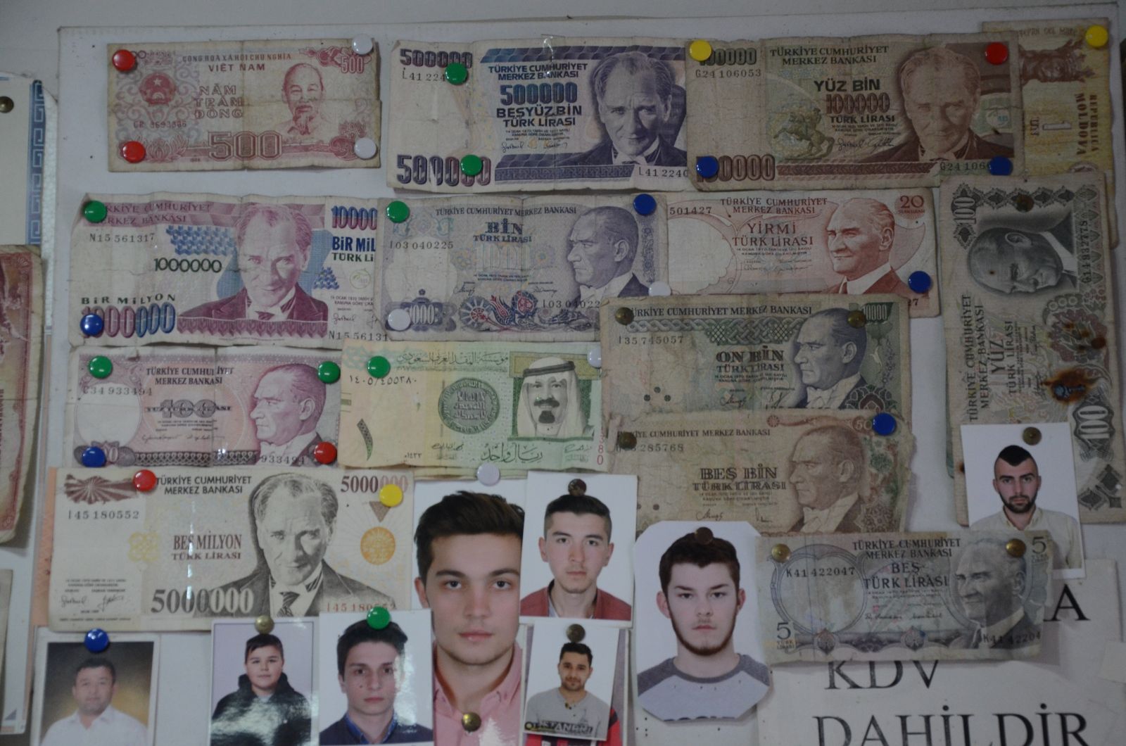 Bir kuruş ödemeden çay ocağını adeta müzeye çevirdi