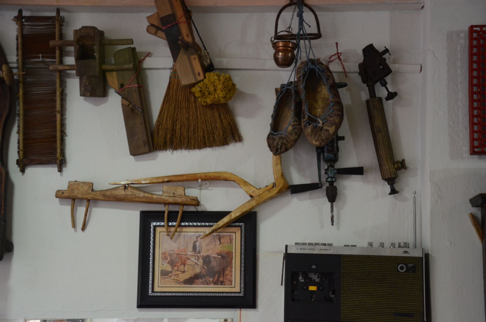 Bir kuruş ödemeden çay ocağını adeta müzeye çevirdi