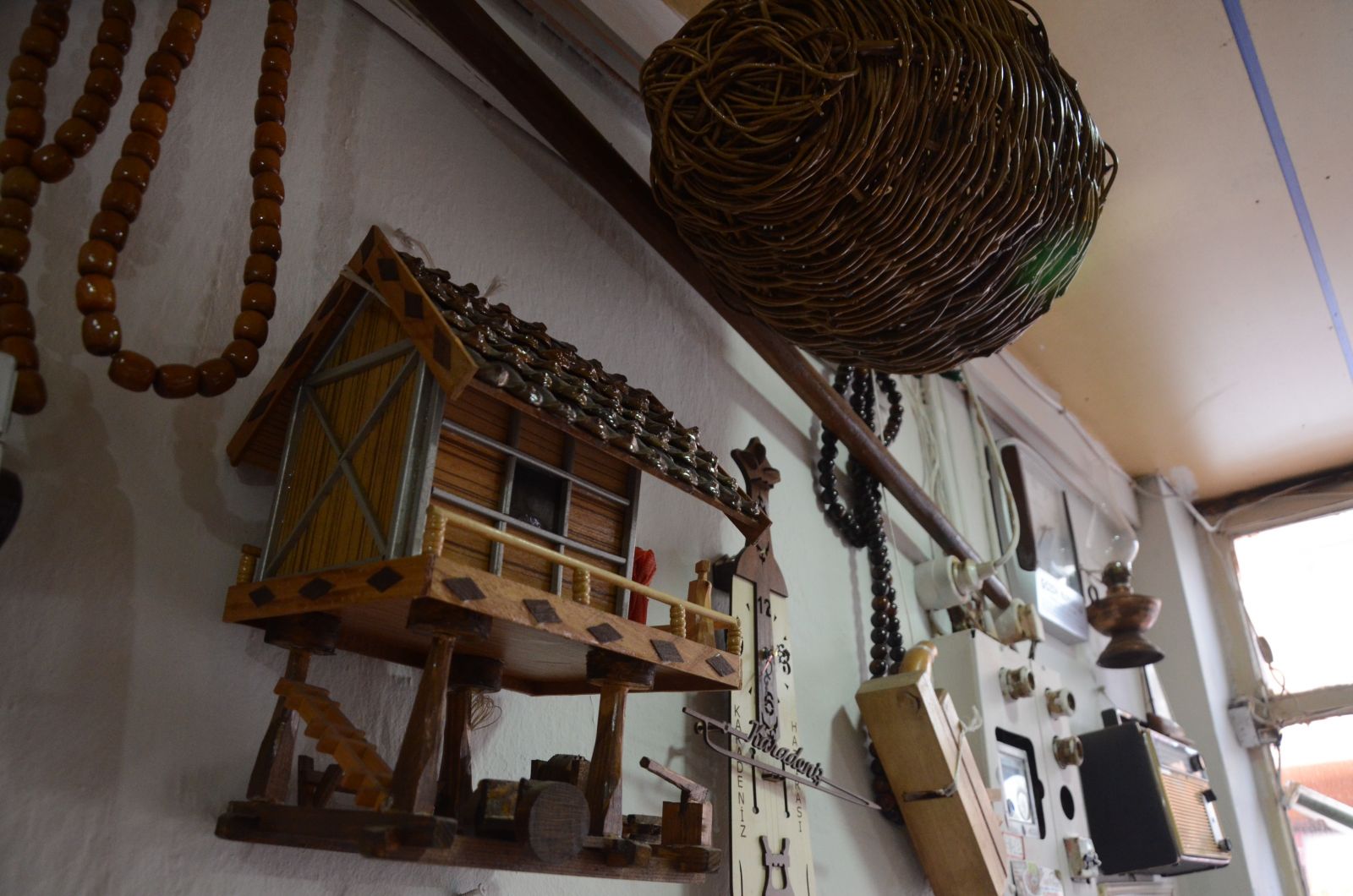 Bir kuruş ödemeden çay ocağını adeta müzeye çevirdi