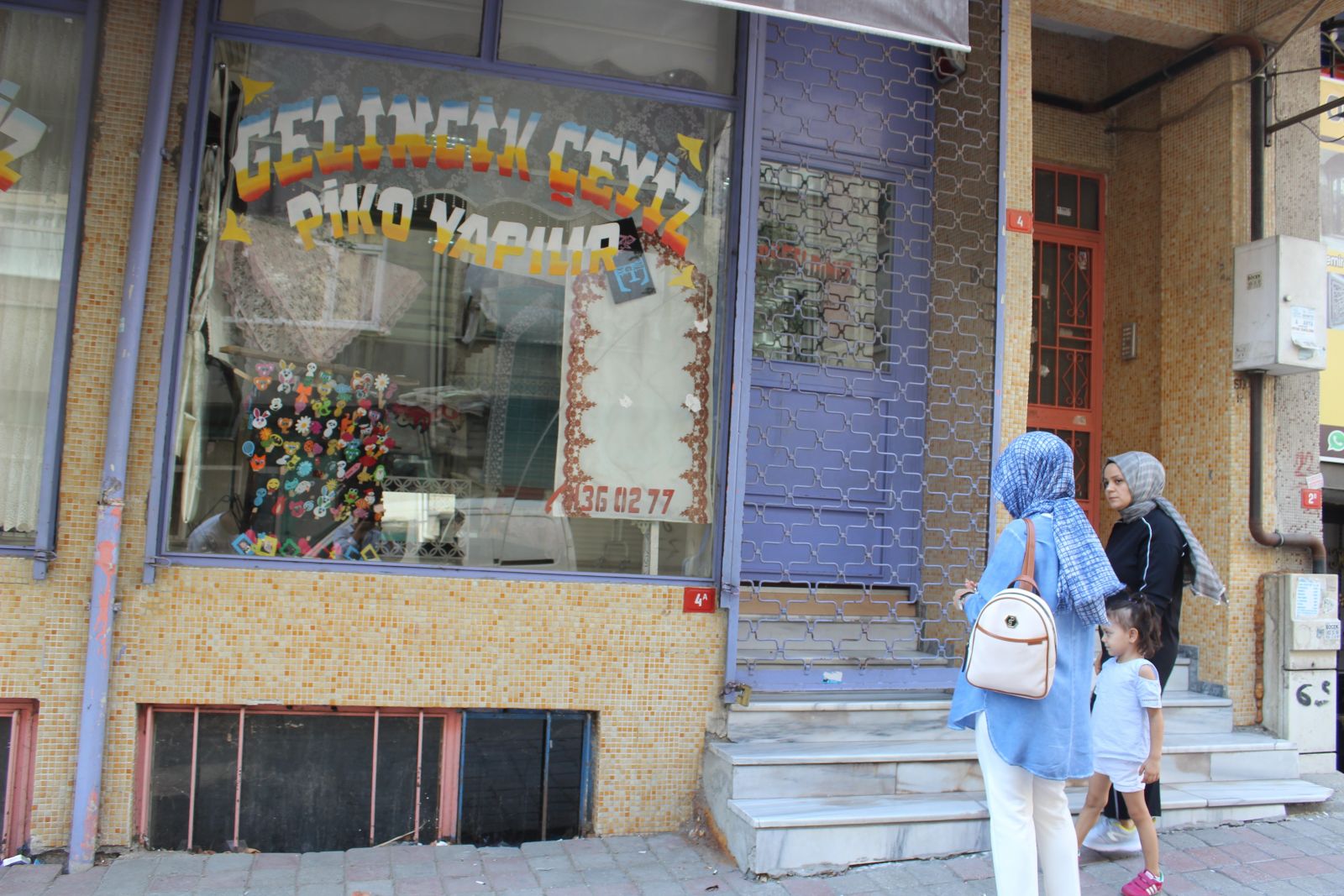 Babalarının marangozhanesini çeyiz dükkanına çevirdiler