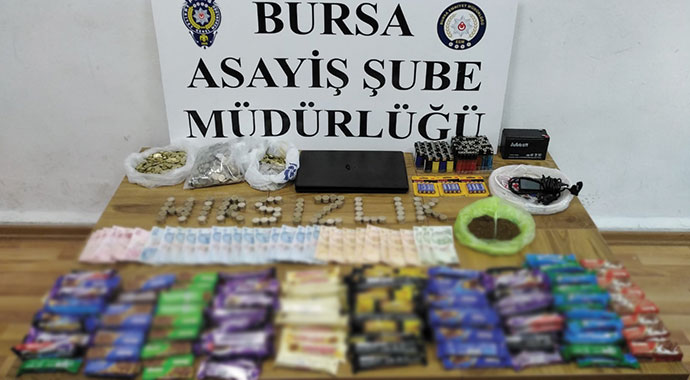 Marketten çelik kasa ve çikolata çalan hırsızlar yakalandı