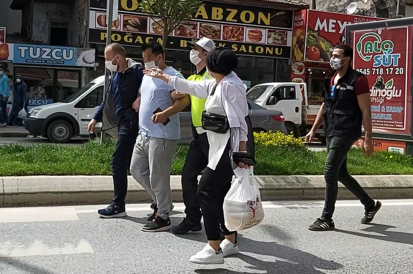 Ceza yiyen karı-koca polise bağırarak, bela okudu