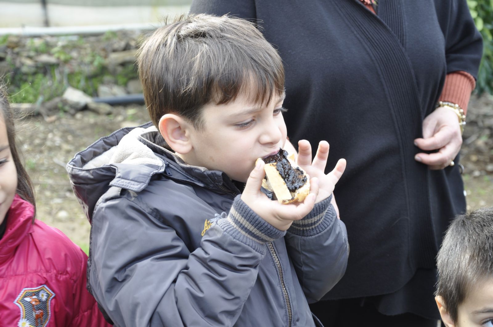 Dalından çikolata toplayıp ekmeğe sürüp yediler