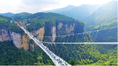 Cesaretin var mı gezmeye? Yüksek yüksek tepelerde cam teraslar