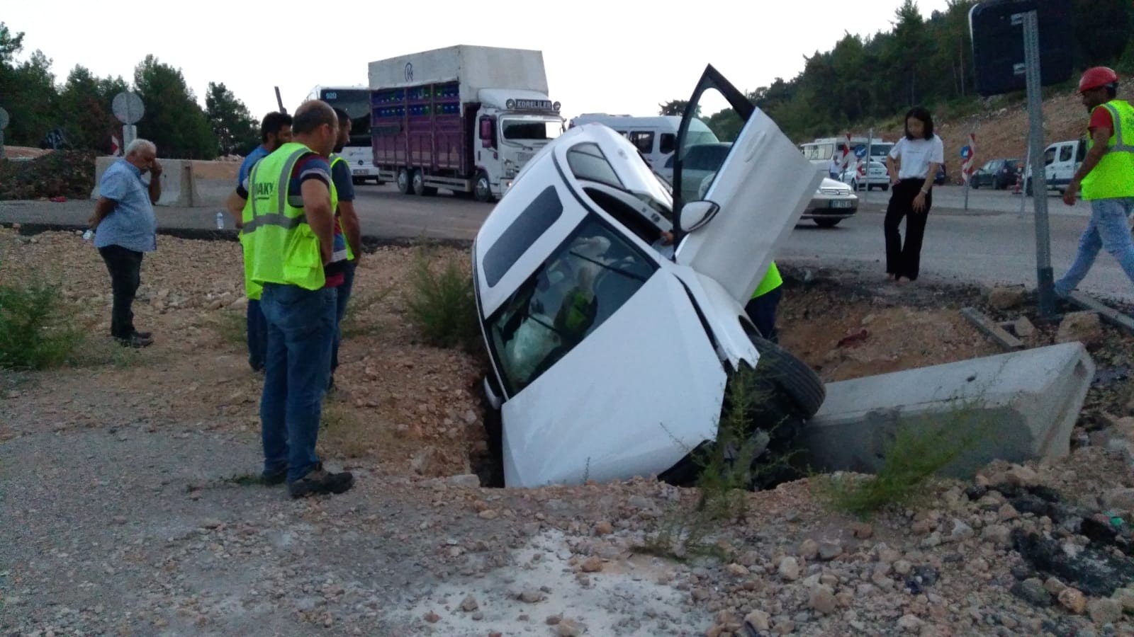 Çinli turistler kaza yaptı, bol bol fotoğraf çekip eğlendi