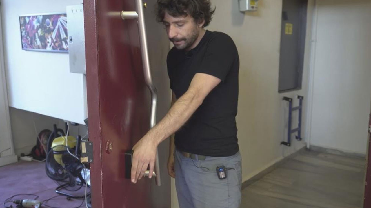 Derisinin altına çip yerleştirdi