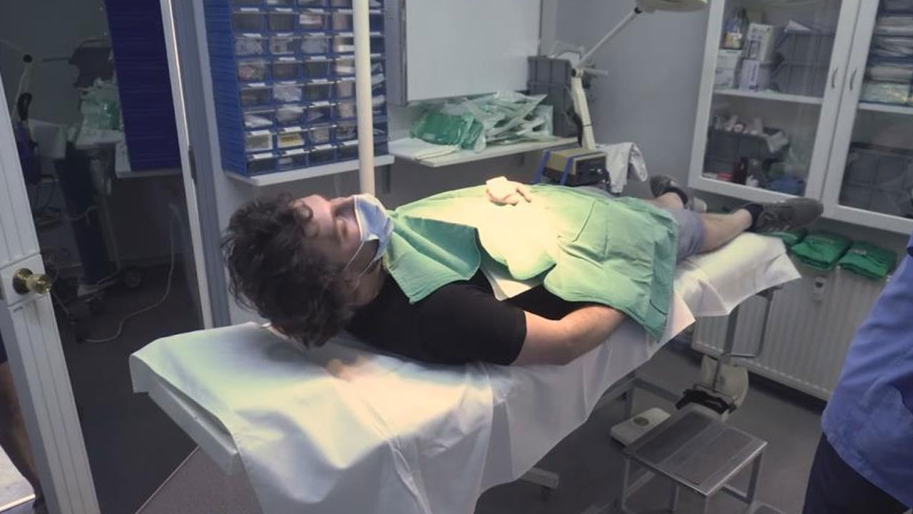 Derisinin altına çip yerleştirdi