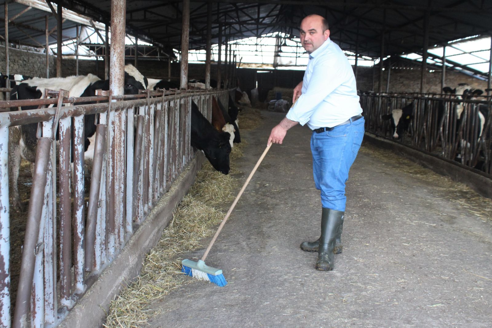 Çizmeyi giyip hayvancılık, takım elbiseyi giyip başkanlık yapıyor