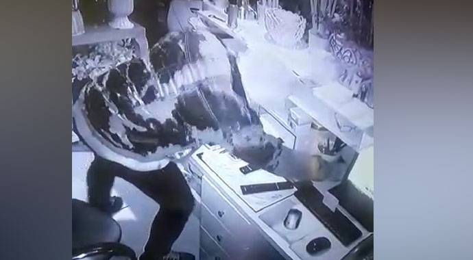 Çiçekçiyi soyan maskeli hırsız kamerada