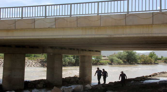 Köprüden Karasu Nehrine atlayan kadını boğulmaktan çoban kurtardı