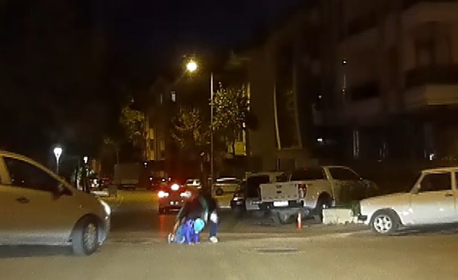 3 yaşındaki çocuk hareket halindeki otomobilden düştü