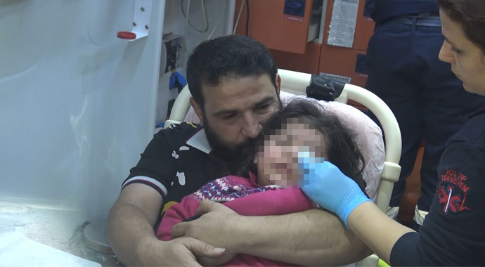 3 yaşındaki çocuk makyaj malzemesi sandığı yapıştırıcıyla gözlerini yapıştırdı