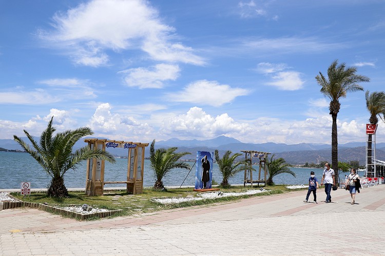 Gençler ve çocuklar yeniden sokağa çıktı