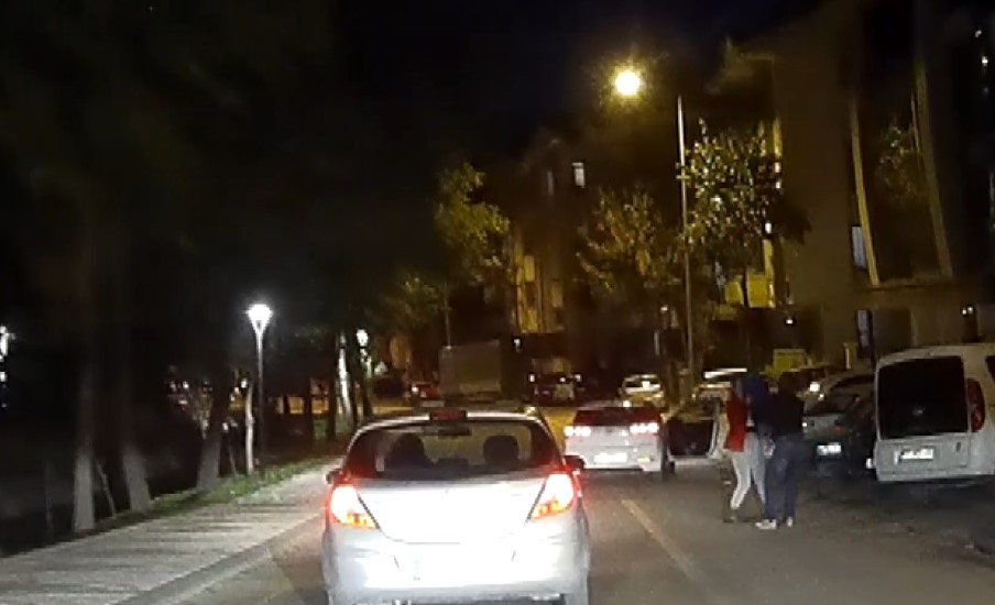 3 yaşındaki çocuk hareket halindeki otomobilden düştü