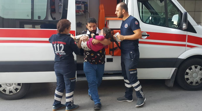 3 yaşındaki çocuk makyaj malzemesi sandığı yapıştırıcıyla gözlerini yapıştırdı